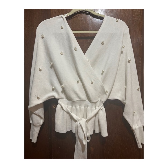 hwa apparel Sweaters - Beautiful pearl sweater
Zise M